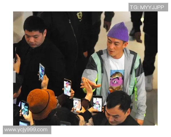 陈冠希与足球明星亲密互动视频曝光引发粉丝热议与追捧